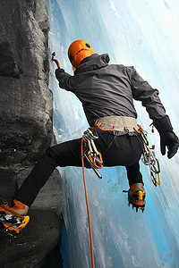人在洞穴冰上攀登的背景萨斯菲瑞士