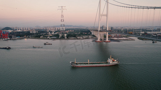 航拍东莞虎门港航行的运输船集装箱吊装实景展示