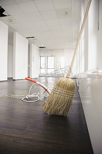 新年规划摄影照片_新办公室地板上伸出的扫帚和电源线