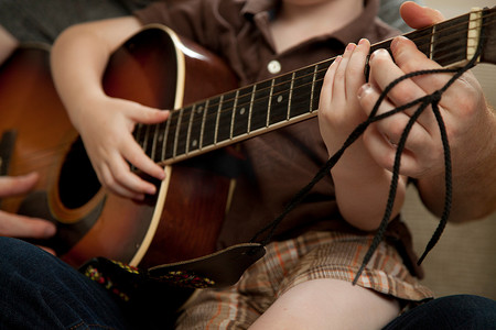 男孩和父亲在弹吉他