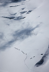 登山队在法国上萨瓦省夏蒙尼斯勃朗峰穿越冰川的远景
