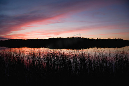 暮光森林摄影照片_黄昏红天下的湖泊和森林