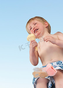 哭着的男孩拿着掉下来的冰淇淋