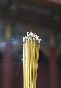 圣殿摄影照片_泰国曼谷佛教寺庙里烧香