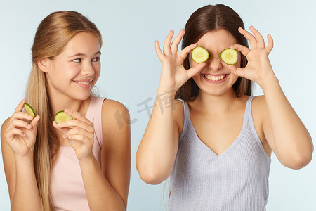 十几岁的女孩用黄瓜遮住眼睛