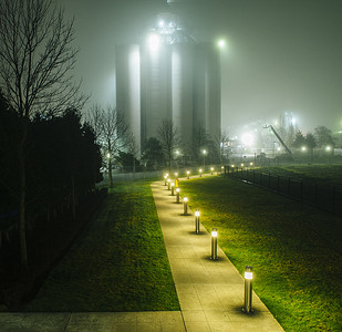 美国华盛顿州西雅图夜间工业储油罐和泛光灯照明小路的迷雾景观