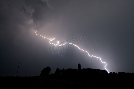 堪萨斯州摄影照片_一道闪电击中了美国堪萨斯州普林斯顿东部的一个农场