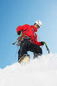 中年男子在雪地上攀登低角度
