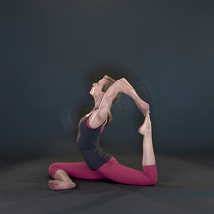 演播室拍摄的中年女性瑜伽姿势