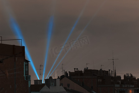 烟花蓝色摄影照片_日落时的屋顶和蓝色激光西班牙巴塞罗那
