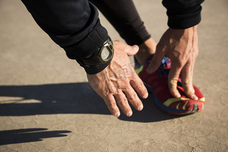 美国加利福尼亚州埃尔米拉奇男人训练的剪裁镜头在干燥的湖床上触摸脚趾