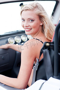享受旅行摄影照片_微笑的女人坐在吉普车里