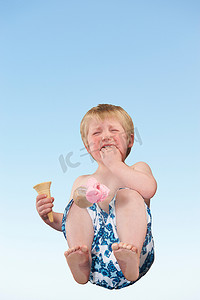 哭泣摄影照片_哭着的男孩拿着掉下来的冰淇淋