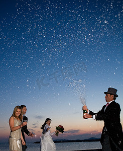 婚嫁摄影照片_男子打开喷洒香槟的瓶子