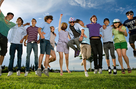 青少年在公园里集体跳跃