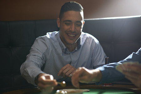 酒吧牌桌上的男子赌博钥匙扑克牌游戏