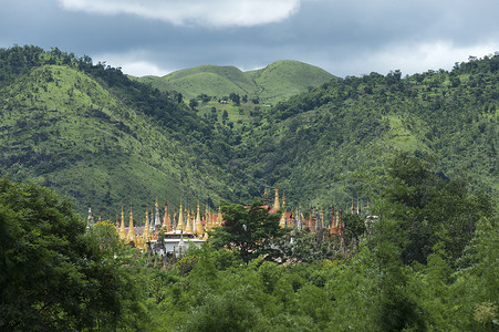 缅甸掸邦英勒湖上的瑞印因塔建筑群