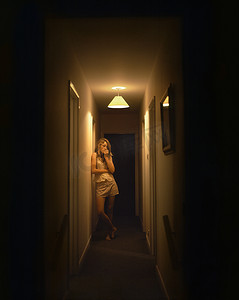 少女感摄影照片_在黑暗的走廊里独自一人的少女肖像