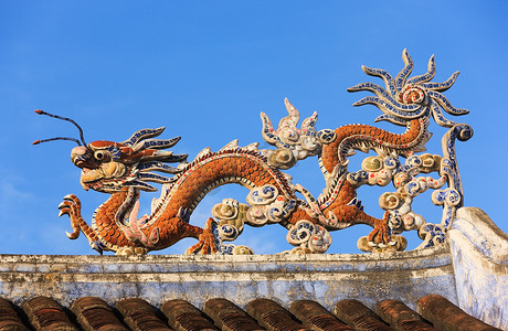 越南广南省会安寺庙屋顶上的龙细节