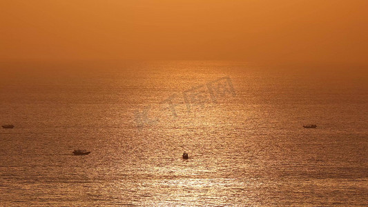 黄昏下的平静海面海景海滩浪花波浪沙滩实拍