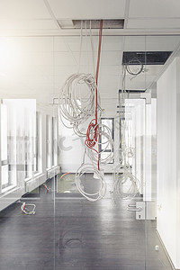新年规划摄影照片_悬挂在新办公走廊天花板上的网络和电源线