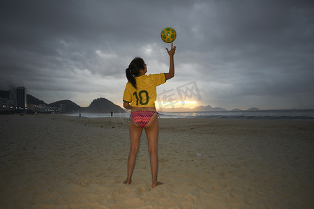 印度国旗国旗摄影照片_巴西里约热内卢科帕卡巴纳海滩一名成熟女子用手指平衡足球