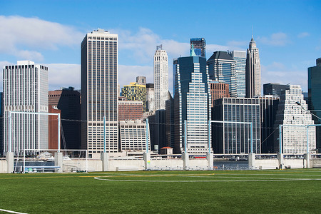 足球场和曼哈顿下城的天际线美国纽约市