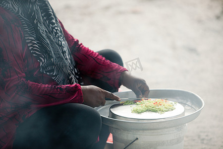 冒烟美食摄影照片_做咖喱的人马尔代夫拉木环礁甘岛