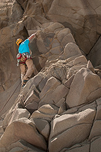 攀岩者攀登参差不齐的悬崖