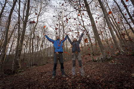 徒步旅行者在树林里扔树叶蒙塞尼巴塞罗那西班牙加泰罗尼亚