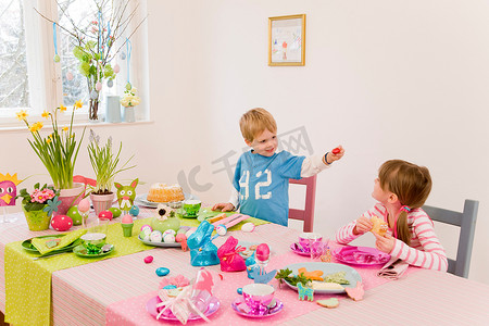 男孩和女孩都喜欢复活节餐桌