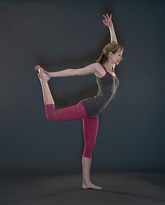 中年女性运动摄影照片_演播室拍摄的中年女性瑜伽姿势