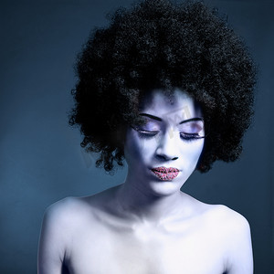 闭着眼睛摄影照片_非洲发型的年轻女子肖像