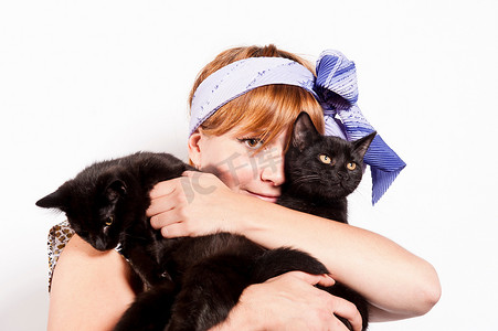 双猫头摄影照片_抱着她的猫的女人