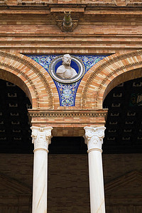 西班牙塞维利亚华丽建筑中的赫尔南·科尔特斯半身像