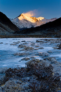 俯瞰冰冻山谷的群山