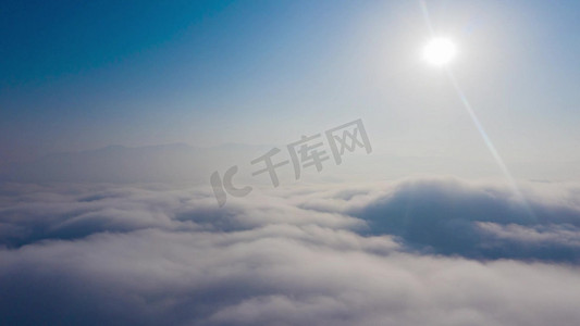 壮观云海摄影照片_航拍穿云唯美山间云雾云海翻滚风光
