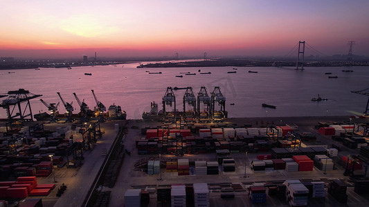 物流运输科技摄影照片_航拍日出日落码头港口江河