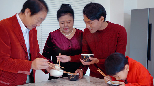 三代同堂过年一家人一起吃饺子