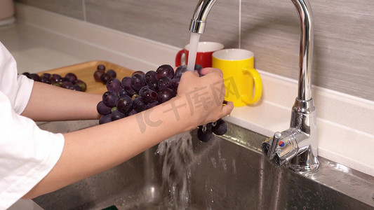 实拍家庭主妇洗葡萄