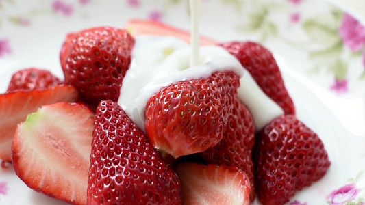 草莓水果捞摄影照片_切开的草莓和倒入的酸奶