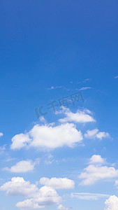 竖版摄影照片_竖屏蓝天白云晴朗天气