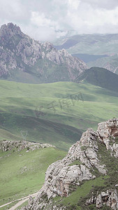 竖版摄影照片_竖屏实拍高原草甸石头山风景