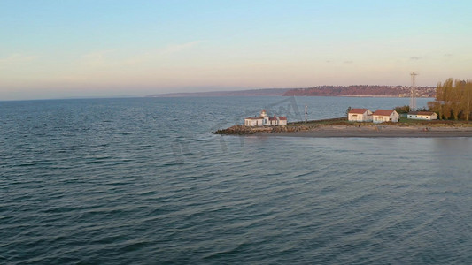 航拍海边小岛上的灯塔与海岸线