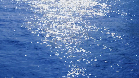 唯美蓝色大海摄影照片_1080p唯美蓝色大海海水波光粼粼写意
