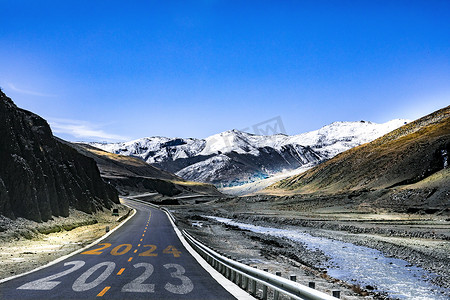 西藏雪山清晨2024雪山马路摄影图配图