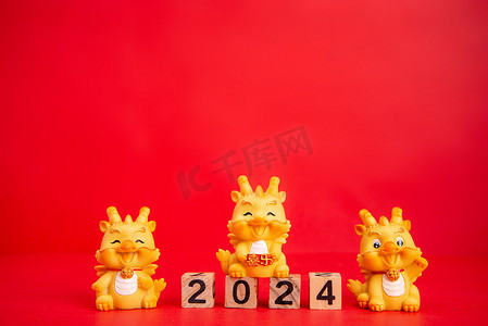 2024春节新年三个龙摆件红色背景摆放摄影图配图