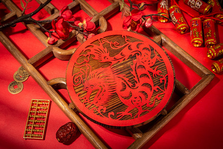 新年春节龙年剪纸红色背景摆放摄影图配图