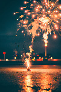 放烟花摄影照片_新年春节夜晚放烟花9