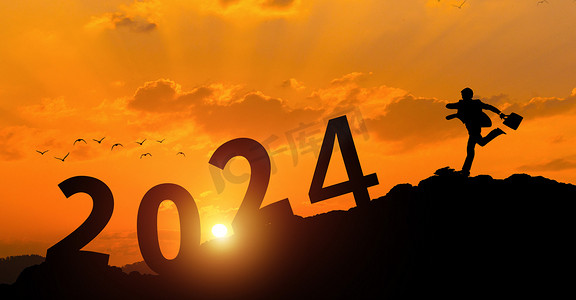 2024跨年夕阳奔跑的人山顶奔跑摄影图配图